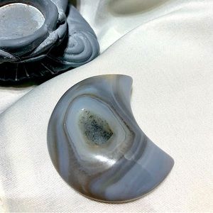 🔮Grey crystal moon (b2g1 free equal or lesser value)